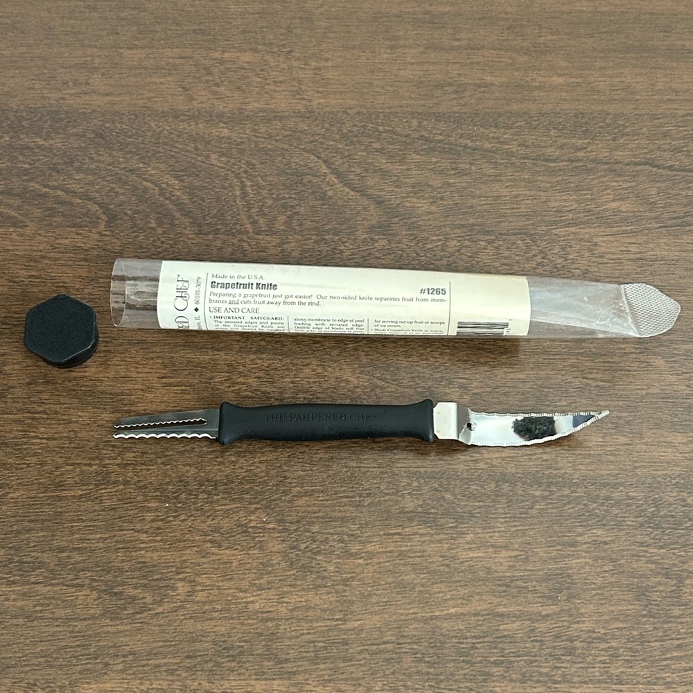 PAMPERED CHEF TWO SIDED SERRATED CURVED GRAPEFRUIT KNIFE #1265 & PROTECTIVE TUBE
